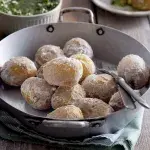 Brambory na loupačku s omáčkou pebre