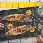 Grilovaný pstruh s máslem a bylinkami