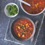 Gulášová polévka s bramborami a vývarem