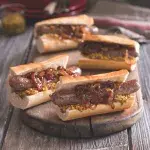 Hot dog s karamelizovanou cibulkou