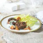 Houbové koláčky s kroupami a česnekovým dipem Houbové koláčky s kroupami a česnekovým dipem