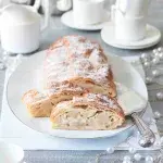 Hruškový závin s marcipánem a mandlemi