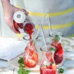 Ibiškový ledový čaj s jahodami