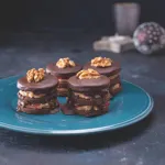 Išlské dortíčky na modrém talíři