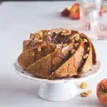 Jablková bábovka s ořechy