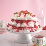 Třípatrová pavlova s jahodami