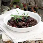 Jelení ragú s ostružinami