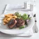 Jelení medailonky ve slanině s hranolky