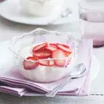 Jemný krém zdobený jahodami