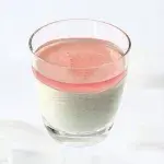 Jogurtová panna cotta s růžovým sirupem