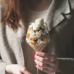 Kaštanový pohár s pusinkami, ořechy a slaným karamelem