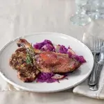 Konfitované kachní stehno s jablečným zelím a s perníkovými knedlíky