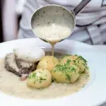 Koprová omáčka s hovězím masem a zastřeným vejcem