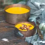 Krémová dýňová polévka s cizrnou, slaninou a sýrem