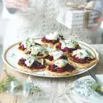 Křenové bliny s červenou řepou a uzeným pstruhem