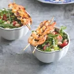 Letní fazolový salát s krevetovými špízy