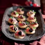 Kukuřičné jednohubky s olivami a ančovičkou