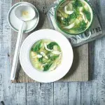 Kuřecí polévka s bramborami a špenátem