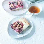 Kynutý koláč s drobným ovocem a drobenkou