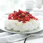 Letní pavlova s rybízem, jahodami, třešněmi, malinami a limetovou šlehačkou 