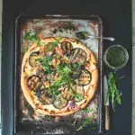 Lilková pizza po sicilsku