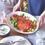 Losos s granátovým jablkem a růžičkovou kapustou