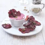 Pečené lupínky z červené řepy s jogurtovým dipem