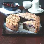 Makovotřešňový koláč se sušenkovou drobenkou