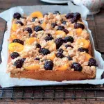 Meruňkový koláč s ostružinami a drobenkou