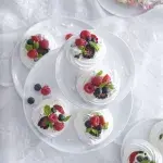 Minipavlova s bazalkovou šlehačkou a čerstvým ovocem