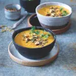 MrkvovMrkvovo-batátová polévka s křupavými oříšky a semínky