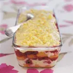 Nepečený dezert tiramisu s malinami