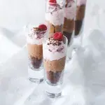 Pohár nepečený malinový cheesecake