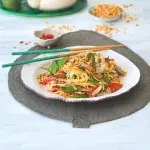 Nudle se zeleninou a kuřetem