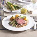 Hovězí filet pečený na hořčici se smetanovými houbami