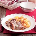 Obrané husí maso s opečenými bramborami