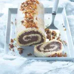 Ořechová roláda s pařížskou šlehačkou