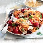 Ostré těstoviny s rajčátky a olivami 