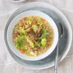 Ovesná polévka s křupavou posypkou a salátem