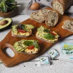 Avokádový chlebíček s míchanými vajíčky