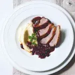 Pečená hovězí žebra s květákovým pyré a červenou řepou