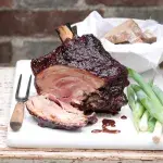 Pečené uzené koleno s povidlovým glazé