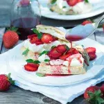 Podmáslové sendviče s opilou šlehačkou a jahodami