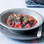 Hovězí guláš s červenou řepou