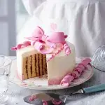 Pruhovaný dort s mašlí