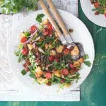 Rajčatový salát s chlebem a chorizem