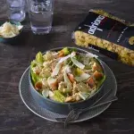 Caesar salát s těstovinami creste di gallo Caesar salát s těstovinami creste di gallo