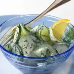 Okurkový salát se zakysanou smetanou a koprem