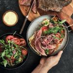 Flank steak se salátem z rajčat a červené cibule podle Zdeňka Pohlreicha z kuchařky Na grilu