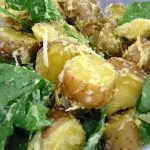 Bramborový salát se slaninou a špenátem